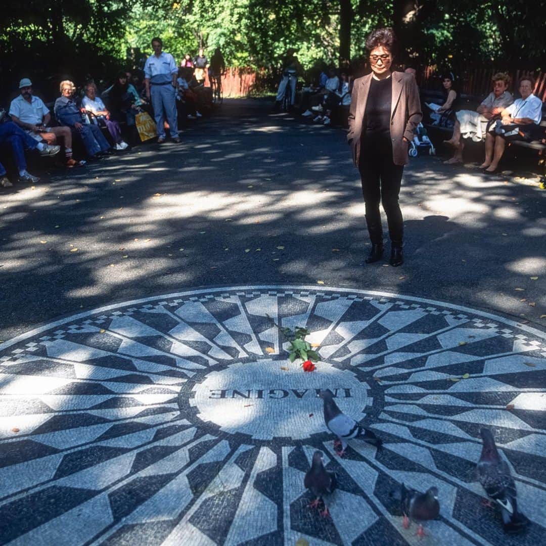 のインスタグラム：「Strawberry Fields, New York City -- Back in 2005, I spent a day photographing Yoko Ono at her apartment in the Dakota before she addressed the United Nations General Assembly on the subject of nuclear non-proliferation and world peace. From her windows, she can look down upon Strawberry Fields, the tear-shaped plot on Central Park dedicated to the memory of her husband, John Lennon, who was shot 40 years ago on December 8 at the Dakota, where she still lives today. After photographing inside, we went down to visit the peaceful corner of the park that she gifted the city of New York to honor John's memory and his quest for peace and understanding in the world. Yoko placed a single red rose on the gray and white mosaic inscribed with one word "Imagine" that is the focal point of Strawberry Fields. “Imagine all the people living life in peace....” (Imagine, by John Lennon/Yoko Ono #johnlennon #johnlennonimagine #yokoono #strawberryfields #centralparknyc」