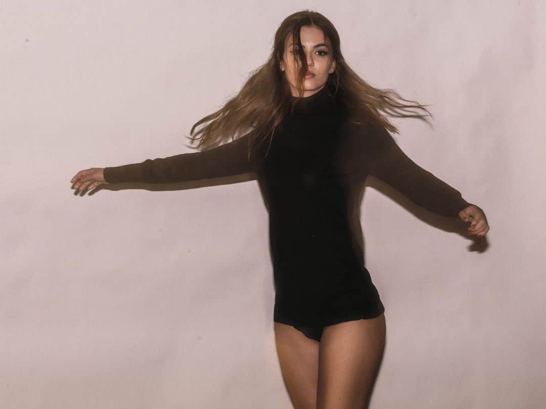 ヴィクトリア・ジャスティスのインスタグラム：「Dammit here I go again 🎶 #TreatMyself *pre-save link in bio」