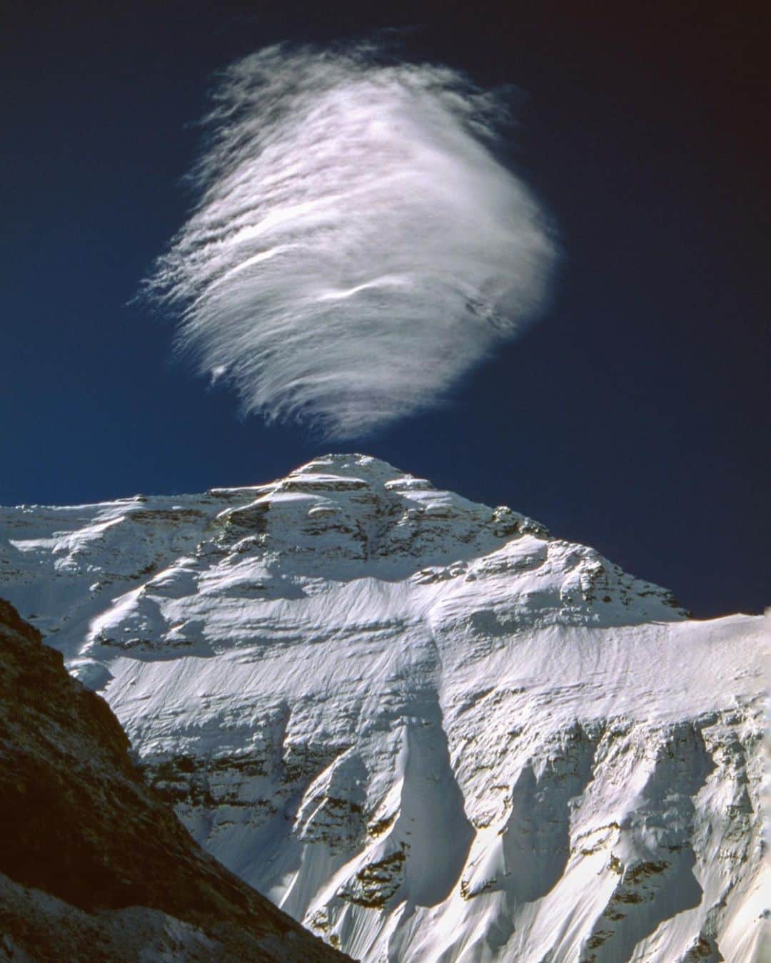ジミー・チンのインスタグラム：「Everest North Face Lenticular ⁣ Prints available at www.shop.jimmychin.com or at link in bio. 20% off on all prints until Dec 10 by using the code Holiday20 at checkout.」
