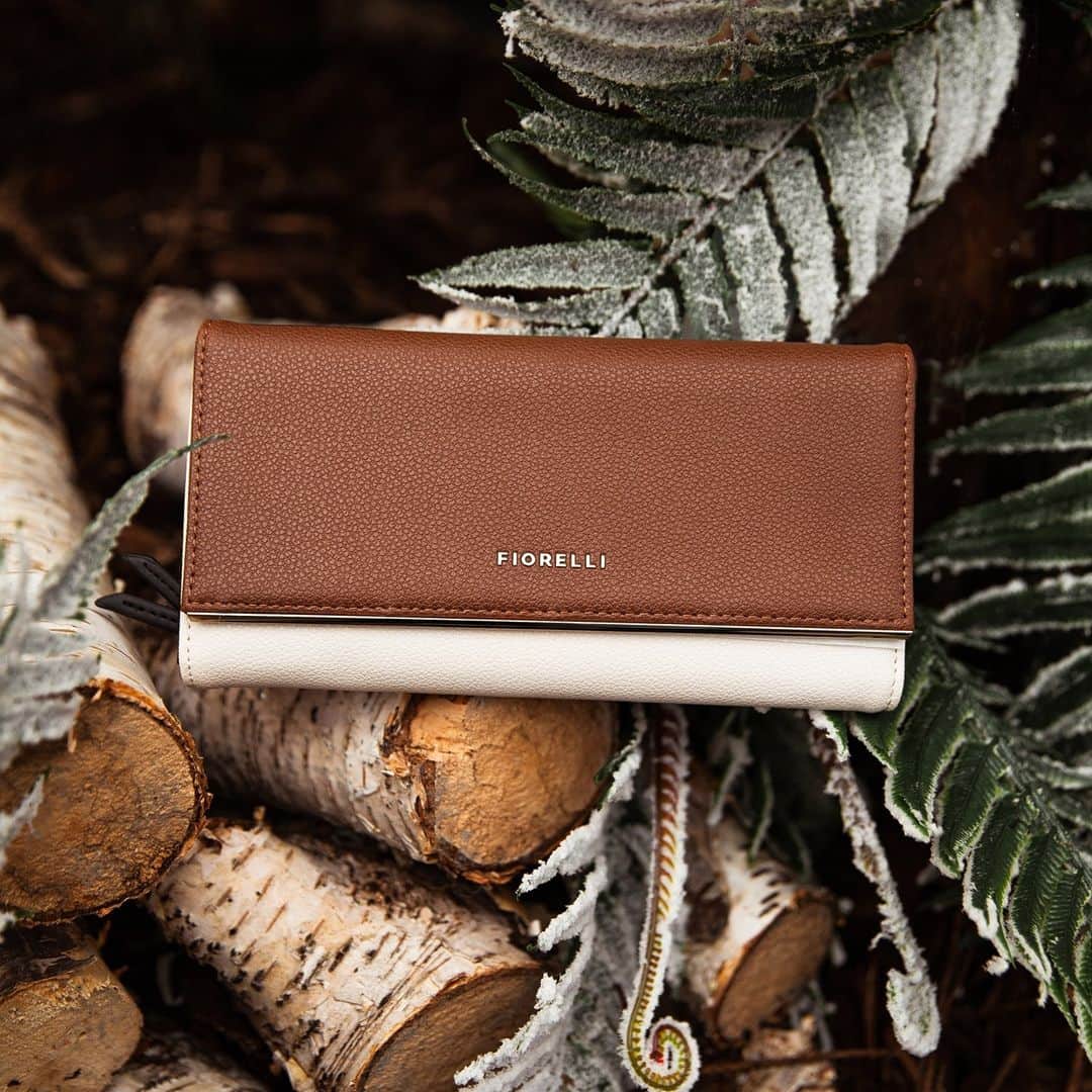のインスタグラム：「Grab the Carmen purse in a versatile colourway for under £30 using code GIFT at the checkout 😍 #FiorelliBags #Christmas #GiftGuide #ChristmasGifts」