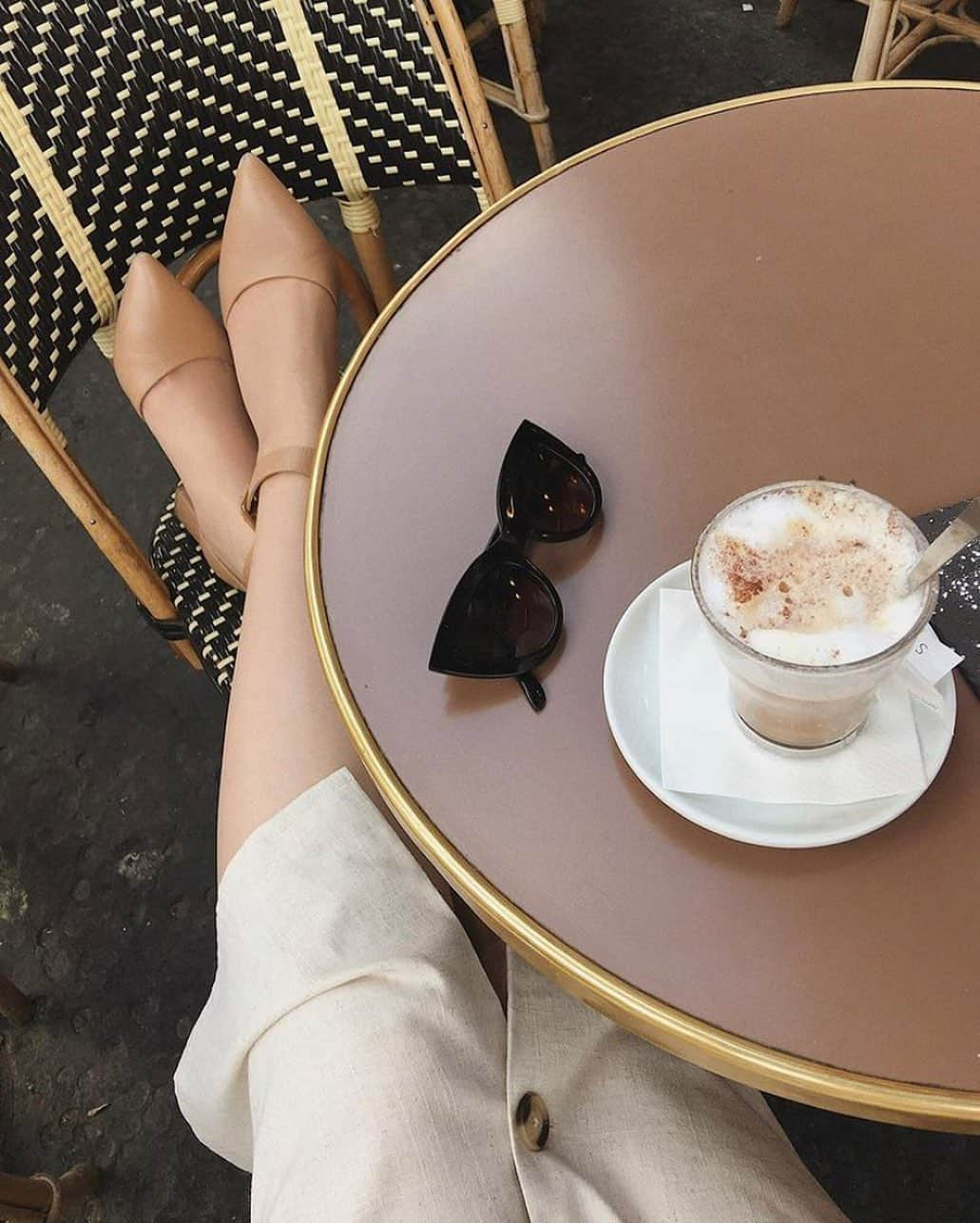 FRENCH GIRLのインスタグラム：「#WanderlustWednesday with these dreamy Parisian café vibes ☕️ We miss you, France 🥖✨  📷: @rapujacepierogi 🕊」