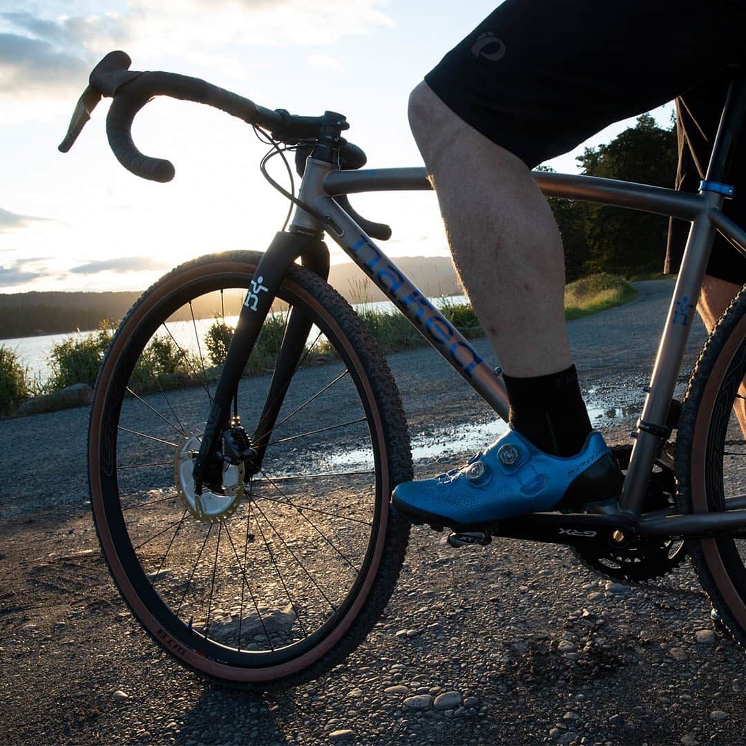 Shimanoさんのインスタグラム写真 - (ShimanoInstagram)「Gravel bikes evolved due to an insatiable demand for riders to explore. Not just a Trailforks route or a Strava segment, but capitalizing on the thousands of miles of dirt and gravel roads that exist in rural regions. The result is more bikes rolling through more of the landscape, unhindered by the need for constructed trails or an asphalt surface. Gravel follows the path less paved.  Click the link in our bio to watch "The Path Less Paved". #ShimanoGravel #ExploreBeyond #GRX 📸:@eyeroam」12月10日 5時03分 - rideshimano