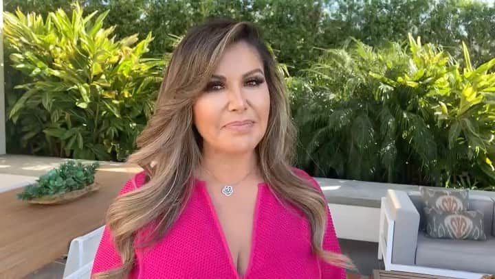 のインスタグラム：「Este miércoles en #PrimerImpacto te contamos la historia de superación de @adrianagallardo1. Ella nos dará su receta para el éxito. No te pierdas la entrevista que le hizo @magalyortiztv.」