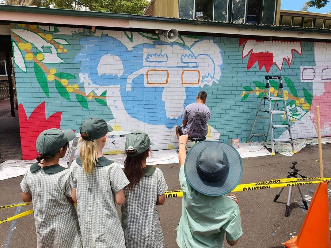 MULGAさんのインスタグラム写真 - (MULGAInstagram)「Having a paint under the watchful eye of the students at Newbridge Heights Public School this week 👀🖌.⁣ ⁣ #mulgatheartist #schoolmural #koalaart」12月10日 5時13分 - mulgatheartist