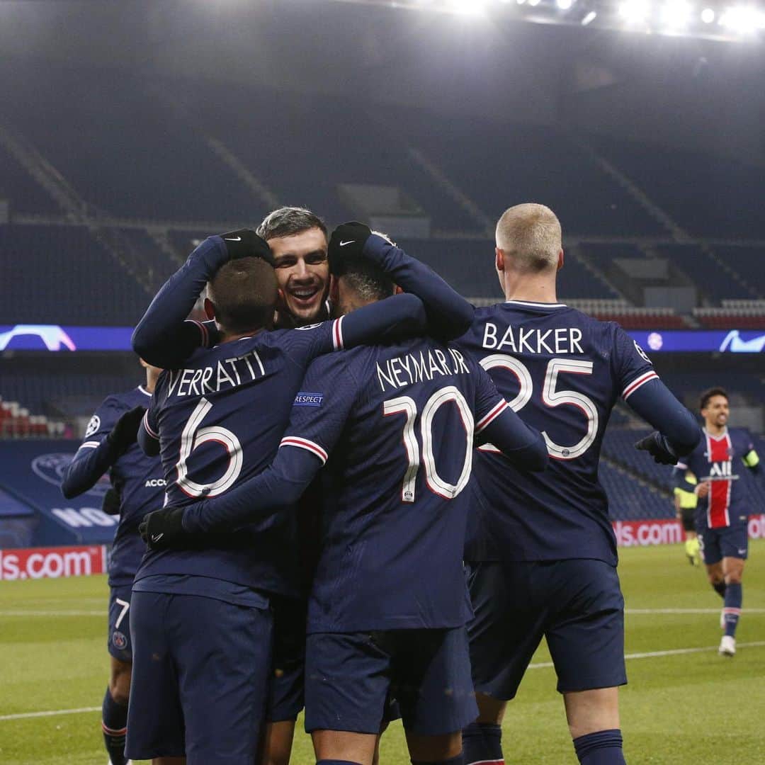 のインスタグラム：「💪🏼 Gran victoria y a octavos como primeros de grupo #AllezParis #UCL #NoRacism」