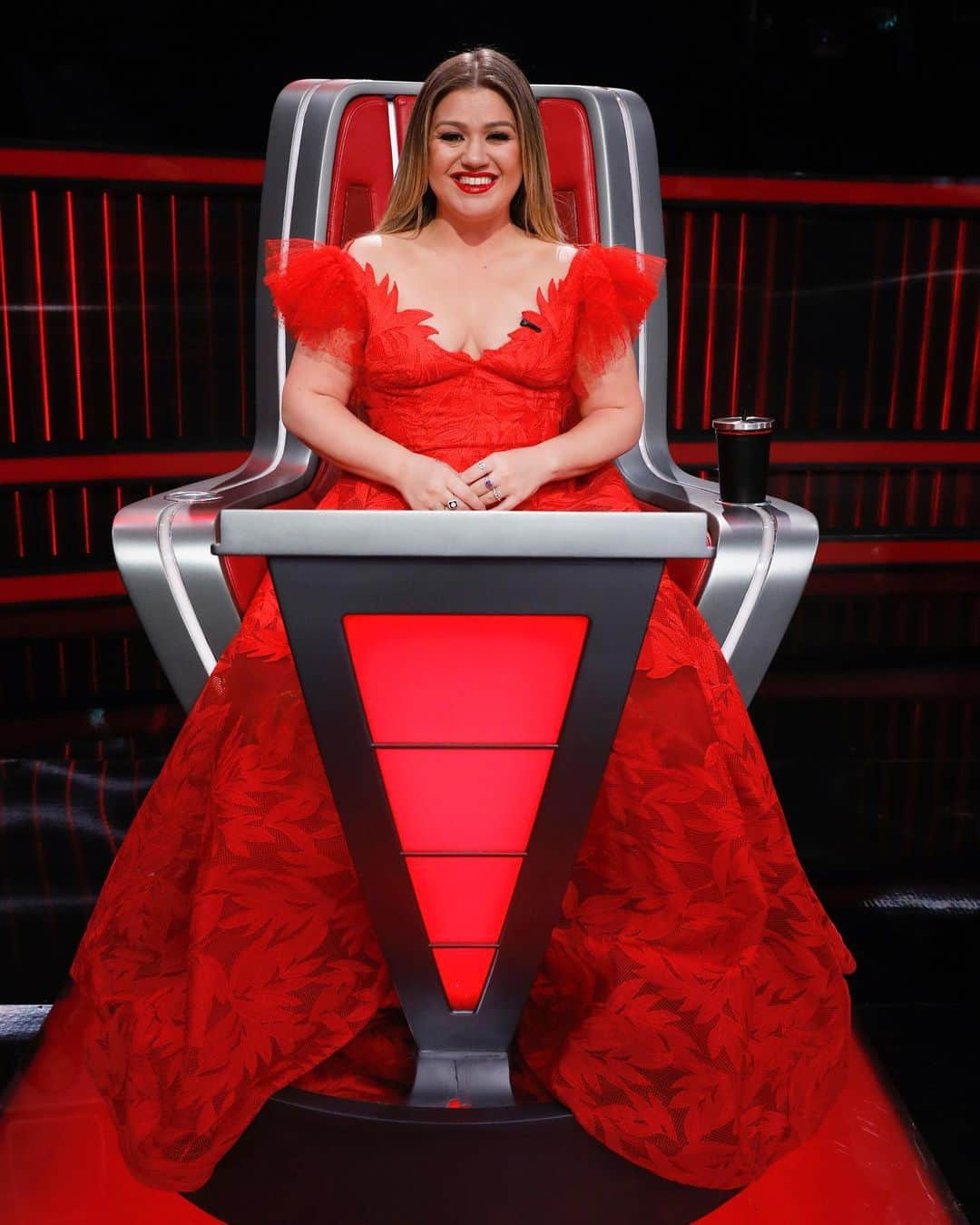 ケリー・クラークソンさんのインスタグラム写真 - (ケリー・クラークソンInstagram)「Last night’s look at @NBCTheVoice ✨ Wearing: @gemymaalouf Mua: @gloglomakeup Hair: @robertramoshair Stylist: @cdicelove13 Photo: @spectrumphoto ✨ -Team KC」12月10日 5時25分 - kellyclarkson