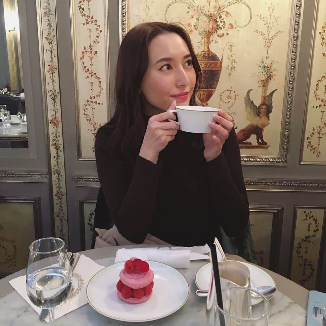 松本リコのインスタグラム：「・ ・ ・ ・ 初LADUREE( @ladureejapon ) 洋菓子食べる時は紅茶かミルク派♡ 落ち着ける空間でした！ ・ ・ ・ #japanesegirl #japangirl  #japanesemodel #japanmodel #yahoo #お洒落 #インスタグラマー  #インフルエンサー #撮影 #ハーフ顔 #ハーフモデル #fashion #通販モデル #ファッション #楽天 #通販 #ラデュレ #laduree #マカロン #ラデュレ銀座  #ローズ #ライチ」