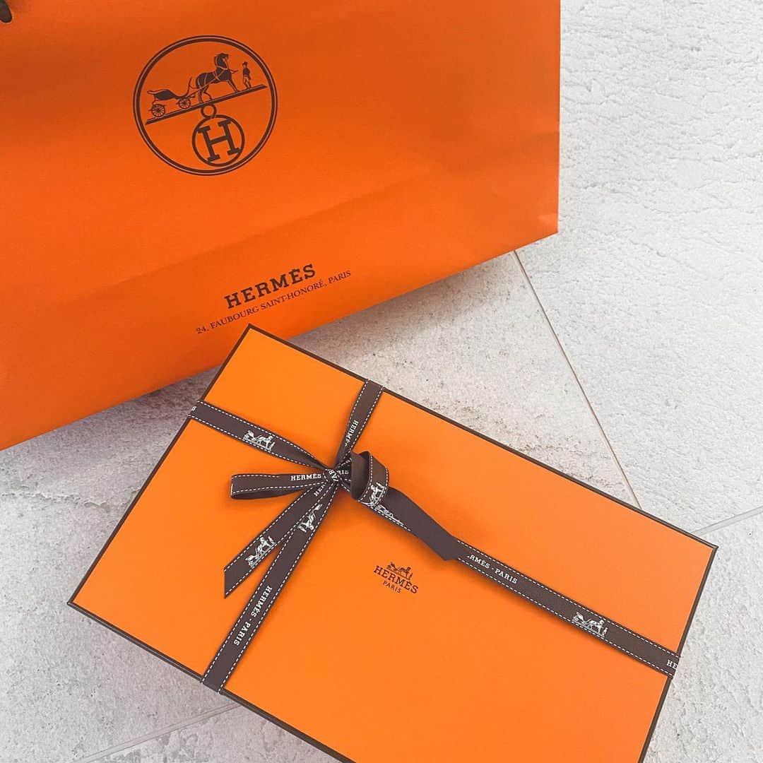 GYEON SEOのインスタグラム：「_* a surprise gift from stockholm 🧡 . . ขอบคุณมากๆนะคะพี่หยี you’re so lovely ☺️  @yeeyingrak」