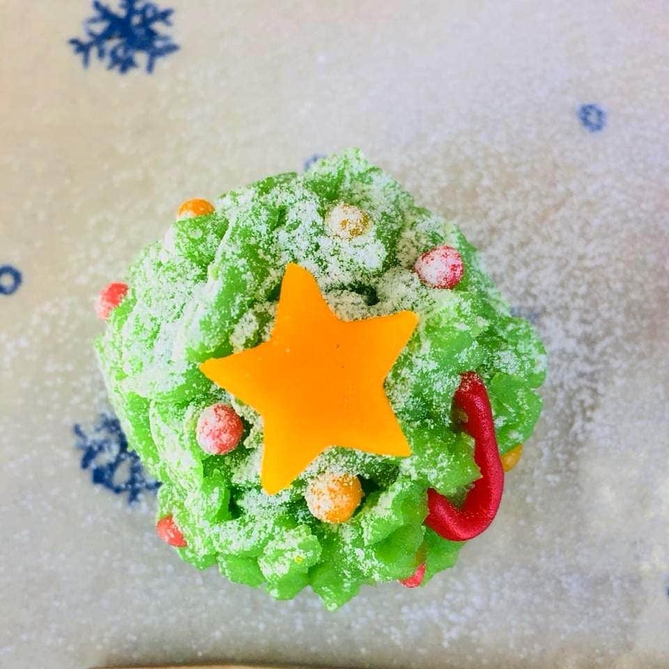 のインスタグラム：「Christmas is coming soon. Trees decorated for Christmas are very beautiful, make people feel happy. Please feel free to visit our shop and try our new December wagashi 🌻  #toirowagashi」