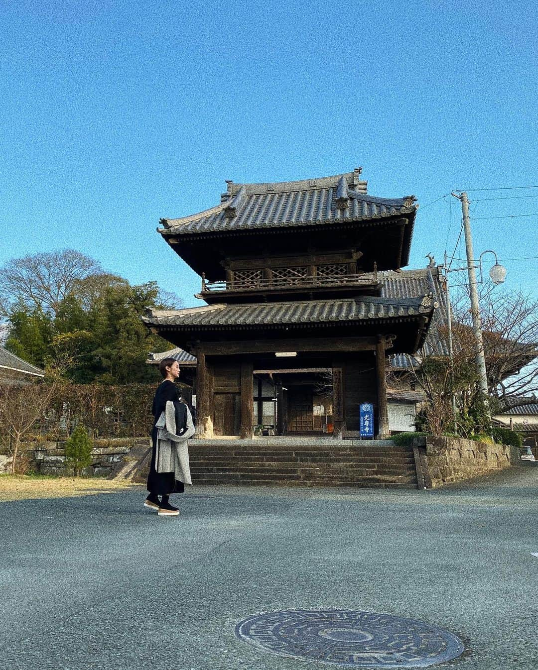 西本早希さんのインスタグラム写真 - (西本早希Instagram)「・ この間、真亜子と 熊本の山鹿に行ってきました ⛰！ ・ 母の影響か  こういうツアー的なもの大好きで楽しかったぁ、、😇  福岡から車で1時間半くらいかな🚙 山鹿に着いたら まずは菊鹿ワイナリーへ🍷 ビュッフェも美味しい ワインも美味しい 👏🏻   その次は 米米惣門ツアーへ 🌾！ 山鹿は米の集散地だったこともあって  今でも酒蔵・こうじ屋・米蔵・せんべい屋さんが並んでいて そのうちの何軒かをお話を聞きながら回れるツアー 🍶！ 最高か 👏🏻   ここ何年か、 歴史あるものに触れるお仕事を させてもらったりしてるのもあって 伝統とか歴史って  自分で調べるのも楽しいけど  それを受け継いで守ってる人に聞くのが1番だと思ってるので 今回もそれぞれのお店の方の丁寧なお話しが聞けて貴重な時間でした 🙏🏻　  木屋さんの麹菌は 京都の菌屋さんのものだそうで 気になって調べてたら 辛旨米麹醬って商品が美味しそうすぎて即注文した 😂  気になる方は ぜひ行ってみてほしいです 😇 赤酒とみりんの使い分けが他の県には馴染みがないこと初めて知ったり 🕺🏻やっぱり知らないこと知るの楽しい 🕺🏻  この後 人力車にも乗ったんだけど🏮 まだ伝えたいことたくさんあるから 何個かに分ける ✌🏻 (ストーリーあげたら友達何人かから連絡来たけど 酒好きばっかで笑った 🍶)」12月10日 15時09分 - saki1022