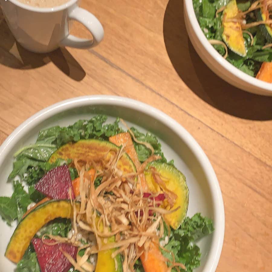 乙黒えりのインスタグラム：「ヘルシー  菌ケアサラダ  大麦入りでヘルシー モリモリ食べちゃった  @breadworks_lilycakes」