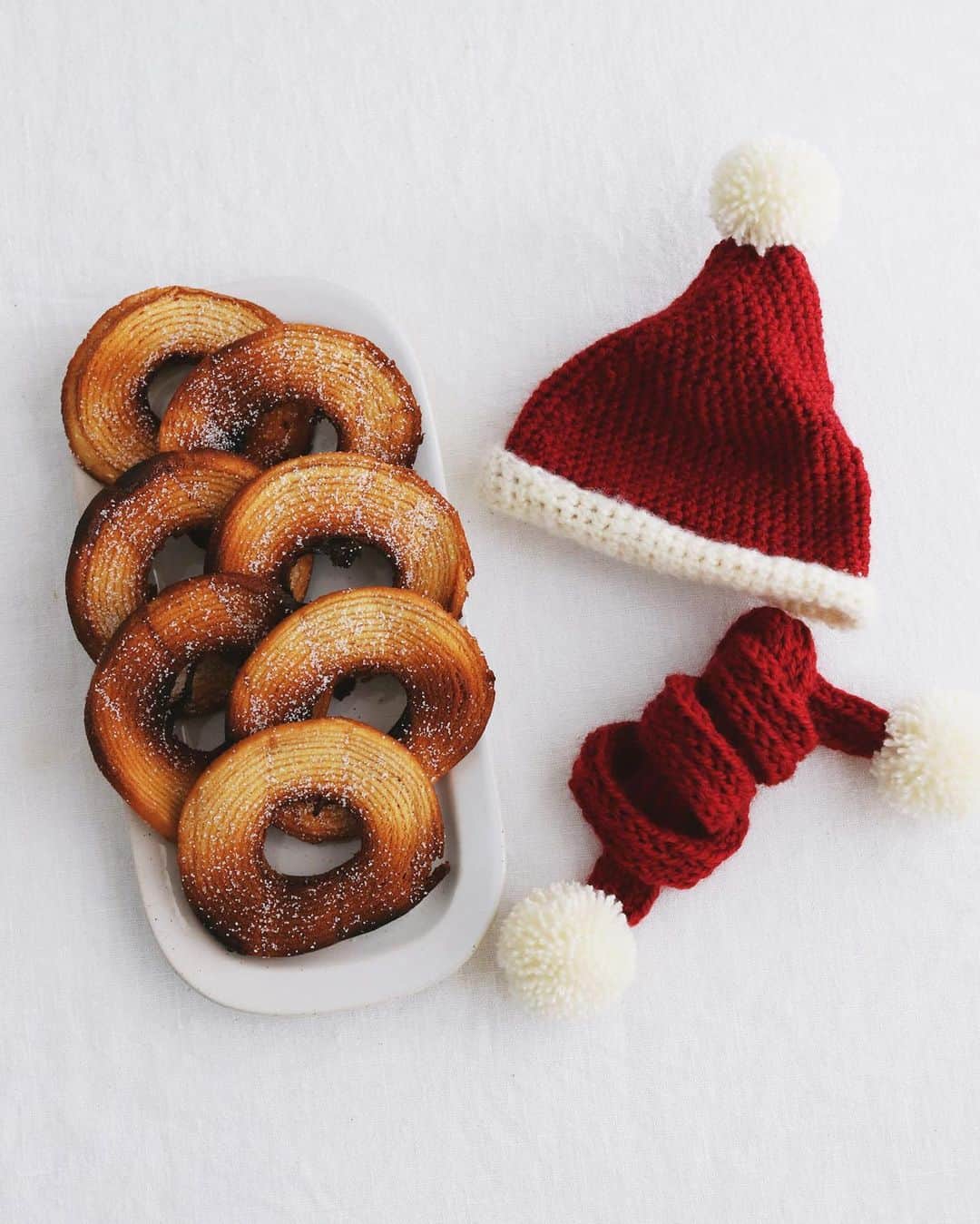 樋口正樹さんのインスタグラム写真 - (樋口正樹Instagram)「rusk . １５時のおやつにラスク。 バウムクーヘンの残りを ５ミリほどの薄切りにし 溶かしバターを薄く塗り グラニュー糖をふったら 軽くトースターで焼いて。 焦げやすいので注意して。 しかしいつも焦がしぎみ。 . サンタの帽子とマフラー、 なかなかよくできてます。 ＆ポンポンっていいよね。 . . #おやつ #ラスク #焦がしてしまいました #リベイク #サンタ帽 #サンタの帽子 #サンタのマフラー #ポンポン #手作りおやつ #rusk」12月10日 15時08分 - higuccini