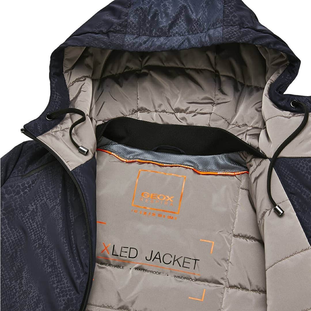 ジェオックスのインスタグラム：「Cities are kissed by the magic of Christmas lights, why not shine too? The new XLED™ Jacket is an innovative piece of outerwear fitted with blue lights on the front panel and red ones on the lower back: through a button, you can choose between a fixed light and an intermittent one. This special jacket has an inside pocket with a USB cable that allows you to power the circuit with a special power bank.  Light up your winter with Geox!」