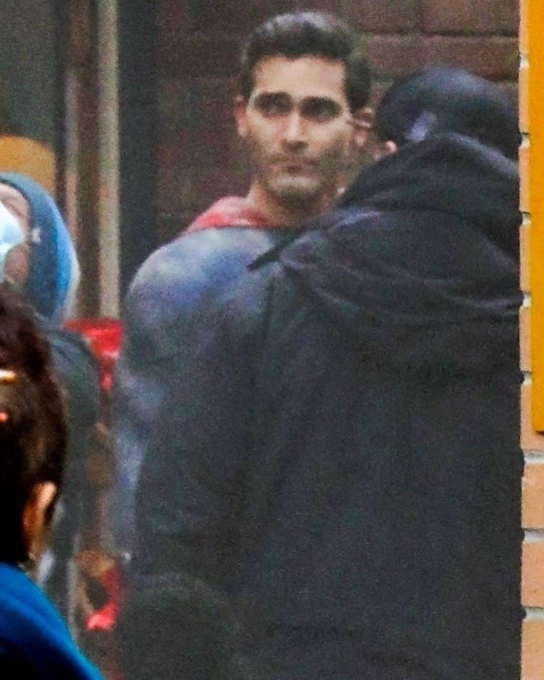Just Jaredさんのインスタグラム写真 - (Just JaredInstagram)「@tylerhoechlin showed off his new Superman suit while filming his upcoming CW series “Superman & Lois”! #TylerHoechlin #Superman #SupermanAndLois Photos: Backgrid」12月10日 15時15分 - justjared