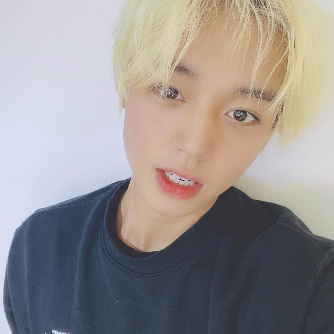 のインスタグラム：「#lovemay 콘서트 화이팅!!!!🤨😆😘」