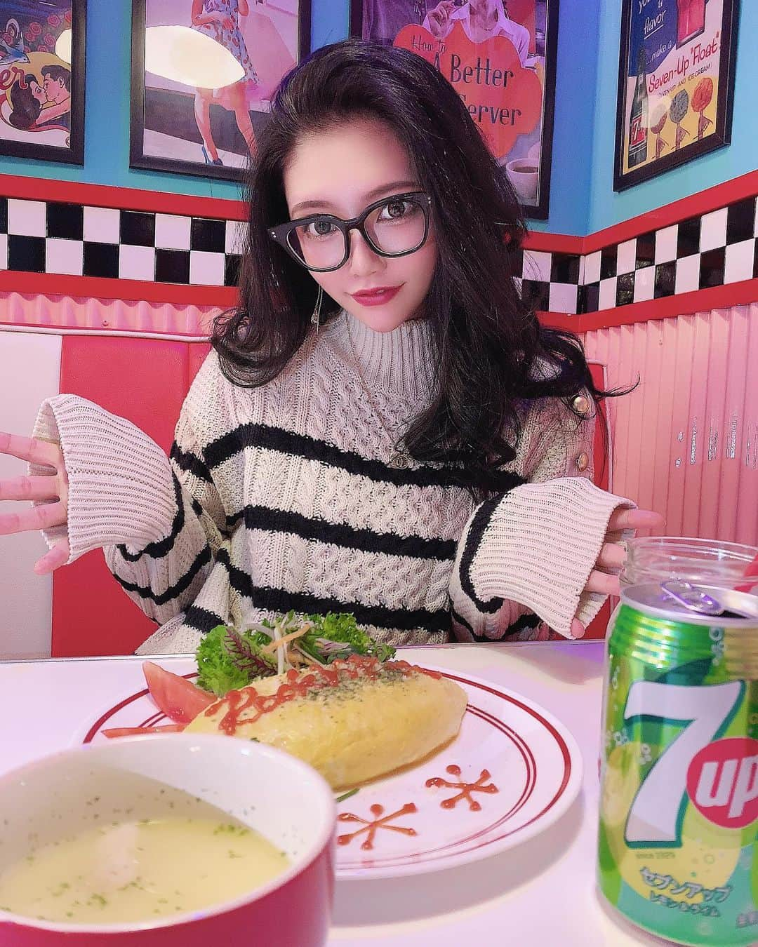 AYAさんのインスタグラム写真 - (AYAInstagram)「...𝙰𝚖𝚎𝚛𝚒𝚌𝚊𝚗 𝙲𝚊𝚏𝚎🇺🇸🗽  #american#cafe#90s#インスタ映え #カフェ#アメリカンカフェ#愛知県 #名古屋#常滑#アメリカンダイナー #セントラルダイナー#オムライス #カフェ巡り#派手好き#原色#🗽🍔🍟🇺🇸」12月10日 15時27分 - _aya.x.26_