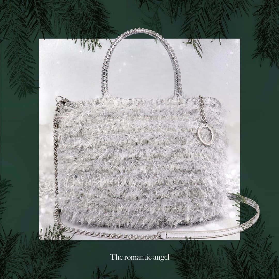 ANTEPRIMAさんのインスタグラム写真 - (ANTEPRIMAInstagram)「Here comes the romantic angel! Embellished with icy fringe,  the #Anji #Wirebag  injects doses of frostiness to spice up your snowy holiday.   Shop the Holiday Collection now!  #ChristmasCountdown #AnteprimaXmas #GiftToHer #ChristmasGift #GiftGuide #Holiday #Christmas #ANTERPIMA #FW20 #FallWinter2020 #Classic #Style #Fashion #Italian #Luxury #Design #Lifestyle #Urban #Handcraft #アンテプリマ  #패션​」12月10日 15時21分 - anteprimaofficial