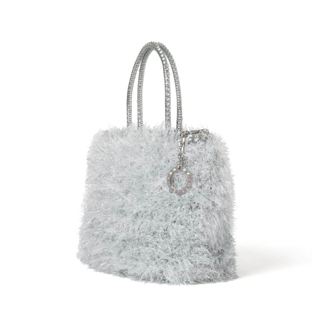 ANTEPRIMAさんのインスタグラム写真 - (ANTEPRIMAInstagram)「Here comes the romantic angel! Embellished with icy fringe,  the #Anji #Wirebag  injects doses of frostiness to spice up your snowy holiday.   Shop the Holiday Collection now!  #ChristmasCountdown #AnteprimaXmas #GiftToHer #ChristmasGift #GiftGuide #Holiday #Christmas #ANTERPIMA #FW20 #FallWinter2020 #Classic #Style #Fashion #Italian #Luxury #Design #Lifestyle #Urban #Handcraft #アンテプリマ  #패션​」12月10日 15時21分 - anteprimaofficial