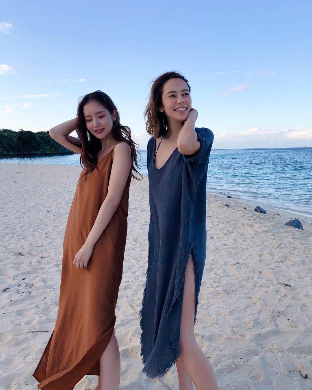 鮎河ナオミのインスタグラム：「沖縄での撮影で、ご一緒させてもらった @haruka_azekatsu  とっても可愛くて😍話してる姿にみとれてしまいました😍 可愛いだけじゃなくて、ツッコミが鋭くて、面白くて😂楽しい現場だったな〜❤️ . . . . #沖縄 #okinawa #撮影」