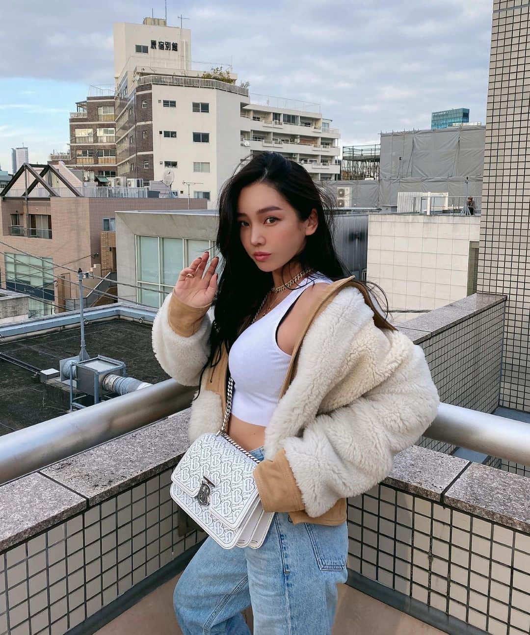 megbabyのインスタグラム：「おNEW🤍❄️ @burberry 👜 #TheTBBag　　　　　　　　　　　　　　　　　#Burberry #RiccardoTisci @riccardotisci17」