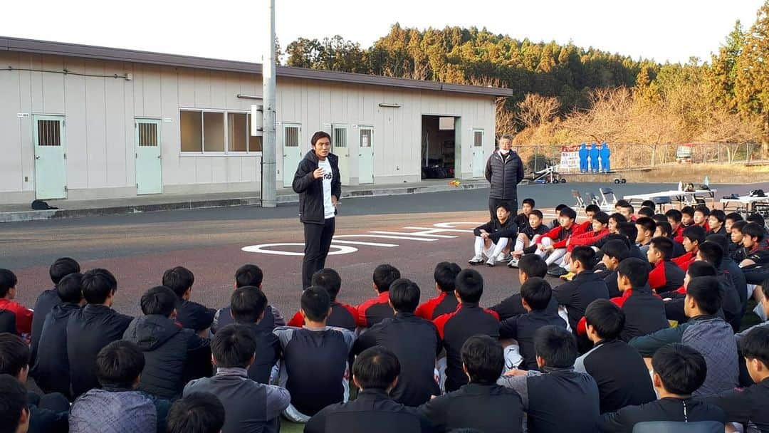 那須大亮さんのインスタグラム写真 - (那須大亮Instagram)「矢板中央高校サッカー部⚽ 素晴らしい団結力をチームに感じました  高校サッカー最後の集大成の大会高校サッカー選手権大会 選手達にはおもいっきり楽しんでほしい 今という瞬間を チーム全員が勝利を目指し燃焼してほしい そうする事で勝利以上に大切な財産を得ることができるから  頑張れ矢板中央高校サッカー部⚽  #矢板中央高校サッカー部 #高橋監督 #人格者 #団結力 #高校サッカー選手権大会」12月10日 15時28分 - nasudaisuke_official