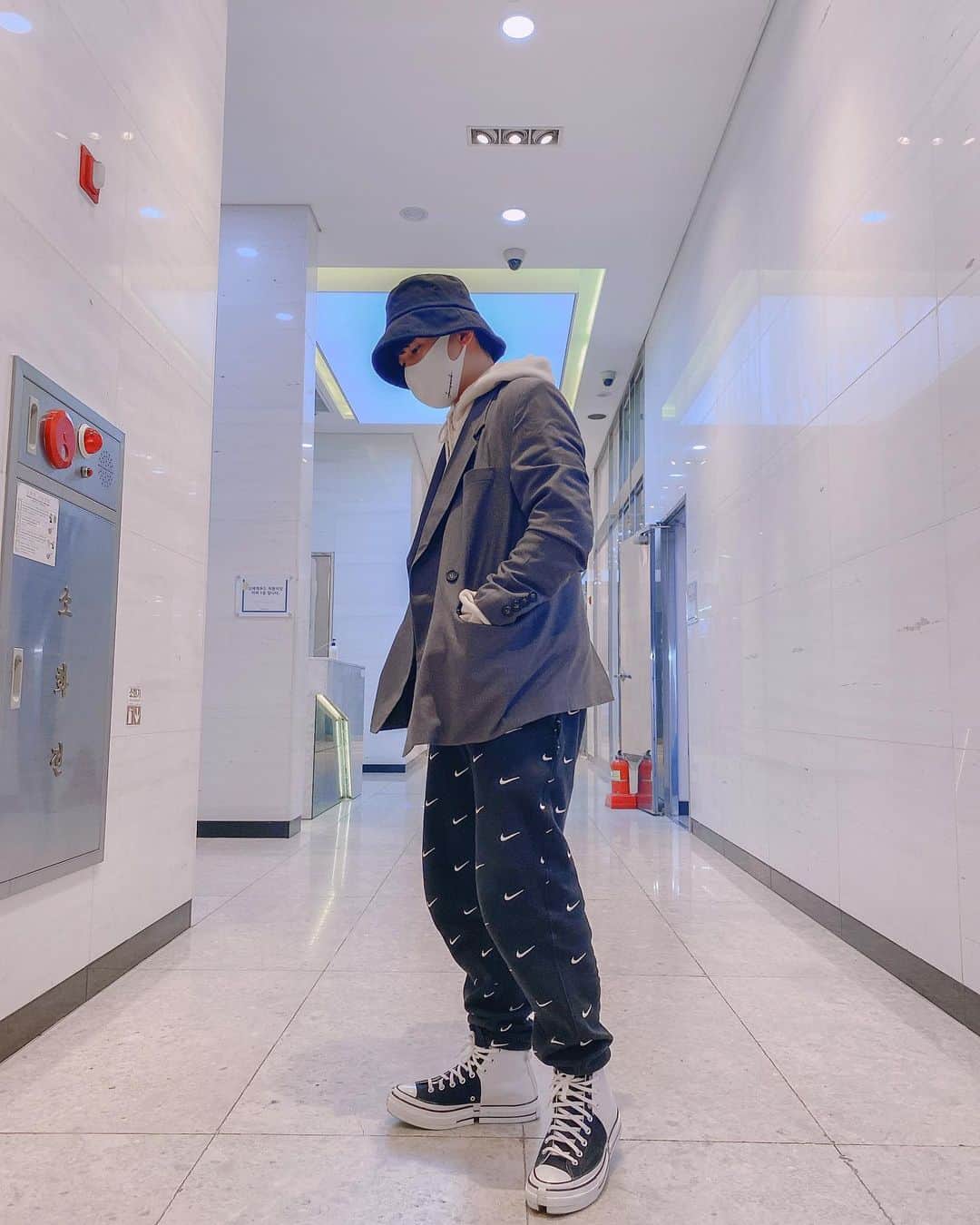 ジンソクのインスタグラム：「중고딩이후로 후드위에 블레이저입기  ㅎㅎ」