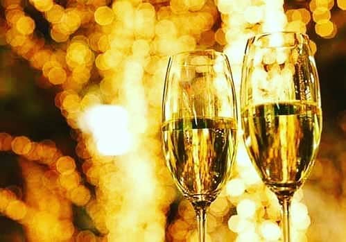 ANA CROWNE PLAZA NARITAのインスタグラム：「＜クリスマス2020＞ディナー＆ステイ　for two　 《Go To トラベルキャンペーン割引対象！》 . 高層階のお部屋を確約＆ホテル最上階のレストランで極上のフレンチコース付きプランをご用意いたしました。 プラン限定でスパークリングワインハーフボトルをプレゼント。 フレンチコースとともにお召し上がりください。 . ご予約・詳細はこちら▽ https://reservation.anaihghotels.co.jp/booking/stay_pc/rsv/detail_plan_calendar.aspx?smp_id=3356&hi_id=6&lang=ja-JP . ◆お客様の安全・安心と感染症拡大防止を最優先として以下の取り組みを実施いたしております◆  ・店舗入口には、発熱や咳など異常が認められる場合は店内飲食をお断りさせていただいております。 ・お客様の入店時に検温をお願いしております。 ・店舗入口には手指消毒用に消毒液を用意しております。 ・店舗入口及び、食事中以外はマスクの着用をお願いしております。 ・従業員はマスク着用を義務付けております。 ・飛沫感染・接触感染を防止するために席数を減少して十分な間隔をとったテーブルレイアウトにしております。 ・店内が混み合う場合は入店を制限しております。 ・お客様が入れ替わる都度、テーブルを消毒しております。 ・お支払い、受け渡し時はキャッシュトレーを使用いたします。 . ホテル公式Facebook▽ https://m.facebook.com/anacrowneplaza.narita . ホテル公式Instagram▽ https://www.instagram.com/anacrowneplaza_narita/ . ホテル公式LINE▽ https://lin.ee/1uofs8ueK」