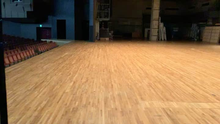 のインスタグラム：「， 2021.1.11 神奈川県民ホール大ホール  スタッフ総出で下見して来ました。立ち位置決めや演出どうするか？など、、、割と細かい所まで話し合えた。  Lilyへ向かう中で感染者数過去最多のニュース  もはや興行的な心配は消えてて、、、どう胸を張ってこのステージに立つか？に気持ちが切り替わってる。例え当日会場に来る事が難しくとも、これまでのN.U.の道のりで出会ってくれたあなたが居たからこの日を迎える事が出来ます。キレイゴトではなく、心からそう思えてます。ようやくそう思えました。気に掛けてくれる人がいるってのは、ホンマ有難くて嬉しくて感謝の気持ちでいっぱいです。  なんか県民のコンサート終わったみたいな文章やけどww そんな気持ちを残したくての呟き♪  コロナに自分の小ささを炙り出されて、戸惑いつつもコロナに浄化されてる部分もあって、、、不思議な感覚です。  熱心に応援して下さるファンの方はもちろんの事こと、たまに覗いてくれる方や、同じミュージシャンの先輩後輩の皆さん、業界関係者の方、友達、家族、親戚、見てくれてる全ての人に感謝ですm(_ _)m  お互い心と身体の健康第一で！ 俺も気を付けて過ごします♪」