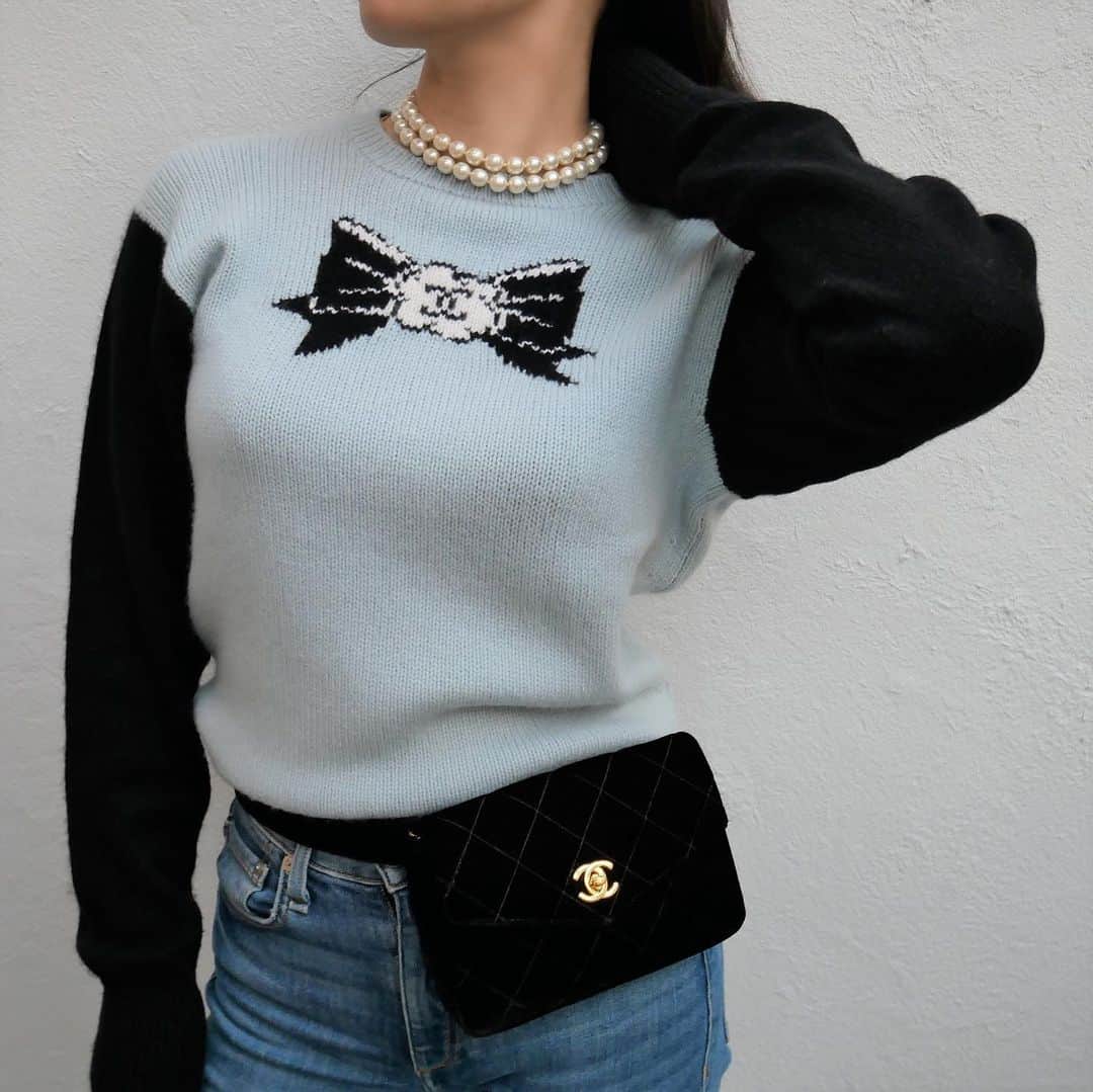 Vintage Brand Boutique AMOREさんのインスタグラム写真 - (Vintage Brand Boutique AMOREInstagram)「Vintage Chanel cashmere knit sweater (size 42) from 1995 & Vintage Chanel Velvet Bum Bag🖤  The Sweater is not available online, DM us to order🤲🏻 The Bum Bag is available online for purchase🖤Search Code: AO12677  ✈️Free Shipping Worldwide📦 📩DM for more info and pricing  ➡️info@amorevintagetokyo.com  #vintagechanel #chanelbag #chanelclothes #chanel #amorevintage」12月10日 15時43分 - amore_tokyo