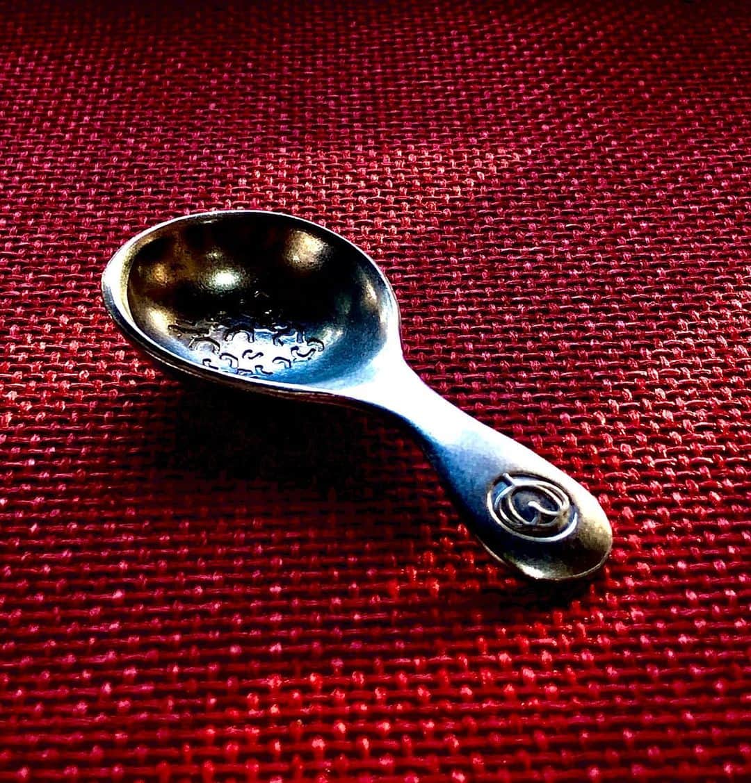世良公則のインスタグラム：「・・・・・・  もう何年も使い続けている  茶銀座さんに頂いた  お煎茶のための茶匙  使うことが楽しい道具  日本の美しい文化のひとつ  this is a teaspoon used to steal Japanese tea leaves  This is also a beautiful culture of Japan  ・・・・・・  #世良公則 #masanorisera #japanesemusician #japaneseculture #japanesetea #japaneseartist #beautifuljapan #teatime #spoon #beauty #culture」
