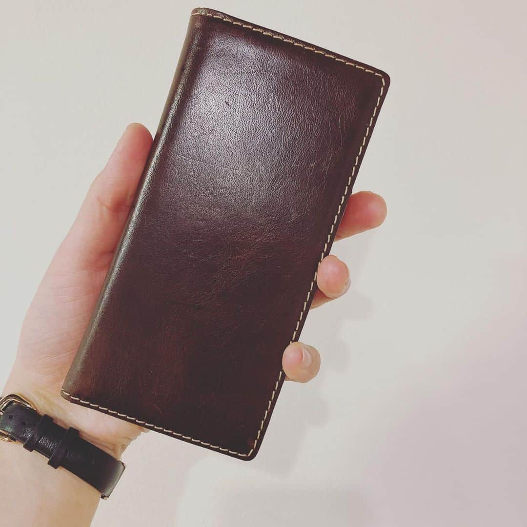 革財布のお店【mic 吉祥寺店】さんのインスタグラム写真 - (革財布のお店【mic 吉祥寺店】Instagram)「こんにちは！#mic吉祥寺店です ！ . スタッフ愛用中アイテム✨ . バグッダ　スマートフォンケース(小) ¥9,500+tax . 1枚目が使用前で、2枚目が使用中のものです✨写真だとわかりにくいのですが💦艶感がとても出てきました！傷も結構ついたのですが、さすがバグッダ✨目立ちません！気兼ねなく使用できます😃 . ちなみにスタッフはiPhoneSE2世代を使用しています💡 . スマートフォンケースは大小2パターンあるので、サイズが合うものをご利用ください🌟 . 3枚目のようにスライドに携帯を貼り付けるかたちです。そのままつけずに、携帯に合うクリアケースを装着するのをお勧めします✨ . クリアケースを耐衝撃性のものにすればより携帯を守れますよ💡 . ポケットも充実していて、少しのお出掛けならこのスマートフォンケース1つで外出してます♪ . とってもお勧めしたいアイテムなので是非お試しください♪ . #革小物と革財布のお店mic  #mic #革小物 #革財布 #財布 #東京 #吉祥寺 #中道通り #Japan #Tokyo #wallet #leather #バグッダ #スマートフォンケース #iPhonese #エイジング #艶 #便利 #お勧め」12月10日 15時51分 - mic_kichijoji
