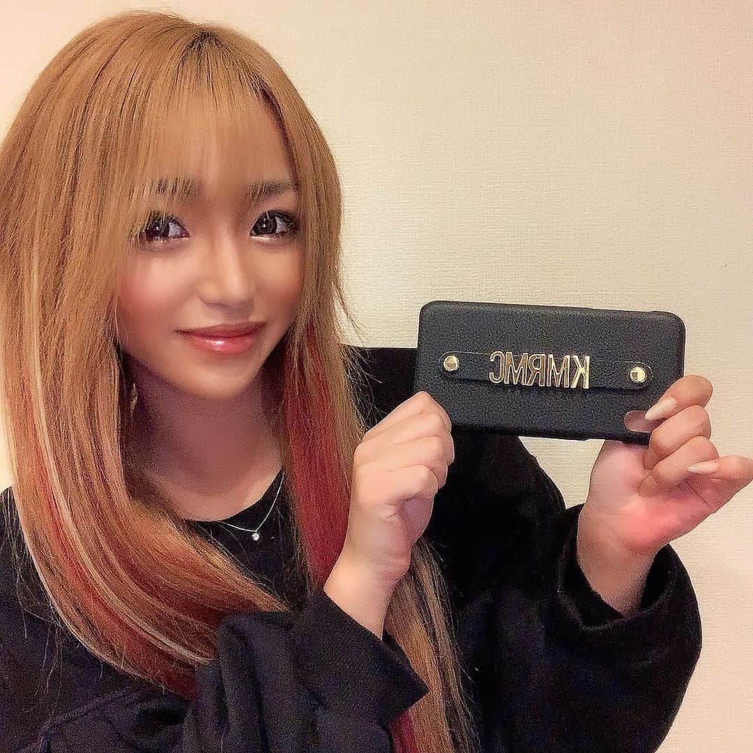MII MAMAのインスタグラム：「. . . 新しいiPhoneケース♥️ . 好きなA〜Z、9文字以内で アルファベット入れれて、 自分だけのオリジナルケースを オーダー出来ちゃうということで💓 . 私は家族みんなの頭文字にして オリジナルケース作ってもらったよ♥️ . 高級感あってめちゃんこかわいい😍💓 . @eito__selectshop  ↑ここで購入できます♥️ #eito  . クリスマス前でオーダー殺到する前に 余裕持って購入オススメします😆☝🏽 . クリスマスプレゼントにもいいね🎄✨ ------------------------------------------ 🔎White Style mi mama 良かったらチャンネル登録お願いします🙇🏽‍♀️ #YouTube#ユーチューバー#主婦ユーチューバー#MIIMAMA##チャンネル登録お願いします#2児ママ#年子ママ#ホワイトインテリア#モノトーンインテリア#シンプルな暮らし#収納#ホワイト収納#イチナナ#イチナナライバー#専属ライバー#主婦ライバー」
