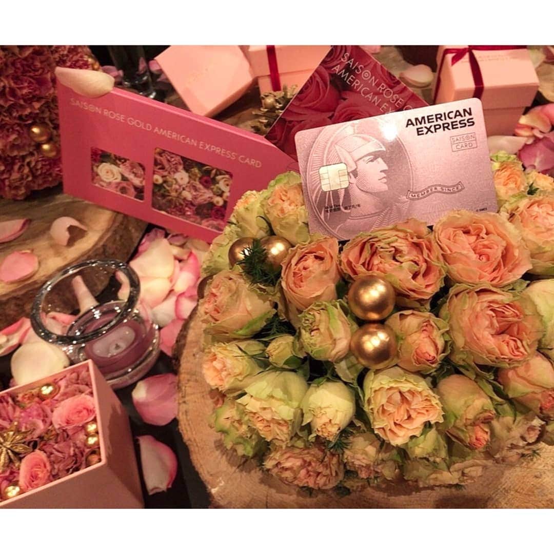 垰智子さんのインスタグラム写真 - (垰智子Instagram)「先日、セゾンローズゴールドアメックスカードの誕生を記念したパーティーに行ってきました✨ . ニコライバーグマンのお花に囲まれた会場は居るだけで幸せな気分にさせてくれてとっても可愛くてステキだったよ♡ . 今回、セゾンローズゴールドアメックスカードの色に合わせて会場はピンクが溢れてたの☺ . イベントでは、まるで女子会のような トークショーが開かれて、カード選びのポイントやローズゴールドアメックスカードは期間限定でしか発行されない事など、魅力的なトーク満載で、私もローズゴールドにしようかなーと本気で検討中✨ . セゾンカードの良さもAMEXの信頼となんと言ってもこのカラーのかわいさが本当に魅力的だよね♡ . ※会場では、しっかりと間隔をあけた空間で写真を撮るときだけマスクを外させてもらってます。 . . #セゾンローズゴールドアメックス #セゾンローズゴールド #saison_PR #ニコライバーグマン #saisoncard #クレジットカード #セゾンカード #card」12月10日 16時03分 - taotao_tomo