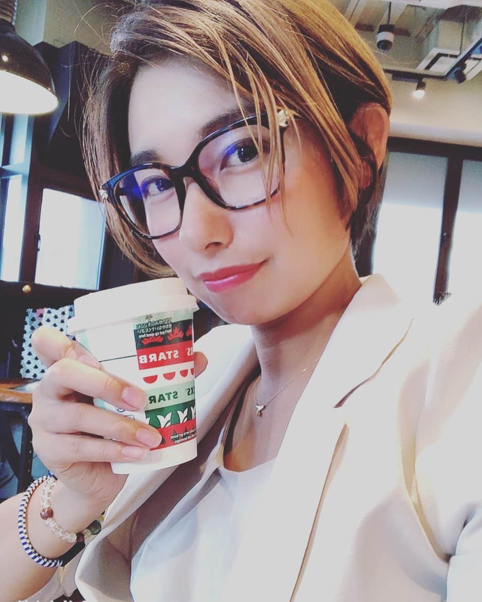エマ中岡優姫のインスタグラム：「お仕事頑張りましょ！ てかスタバのスタッフのお姉さんって いつも笑顔で ほーんと癒されるし かわいいよね❤️ 大好きだわ〜！！ #スターバックス  #コーヒー」