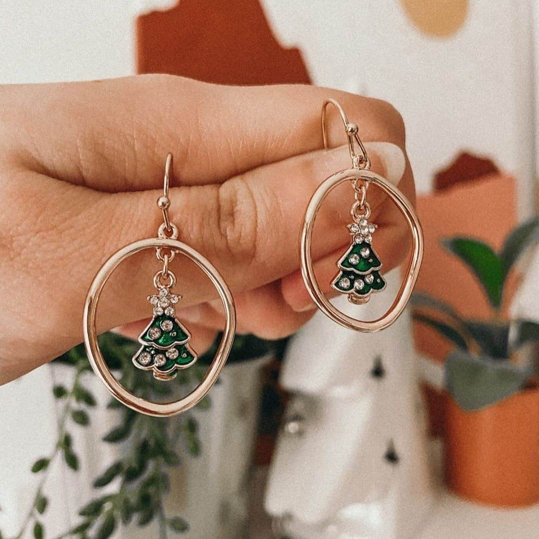 アクセサライズのインスタグラム：「No December Zoom meeting is complete without a Christmas treat 🎄  📷: @blondelifephotos  Tap the link in our bio to shop #Accessorize #Accessorizer」