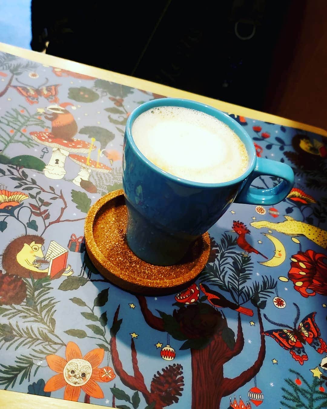 涼平さんのインスタグラム写真 - (涼平Instagram)「寒いからお腹冷えないようにカフェラテを腹に流し込んでる😯  後は冷やさないために何が必要かしら……👓  #cafelatte  #☕」12月10日 16時11分 - mm_peko