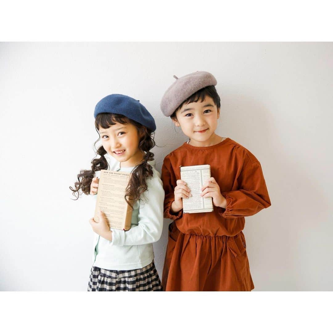 Kyooonのインスタグラム：「つむぐ年賀﻿ @tsumugu_postcard  ﻿  私服バージョンも撮ってもらってたのですが これがまたすごく可愛いのです。﻿ 長女は何点かあるお洋服の中から自分でコーディネートしてました👗﻿ ﻿ ﻿ 今回は﻿ 毎年サポートしてくれるお友達との写真が﻿ どどーんとDMに使われてて嬉しかった〜☺︎☺︎☺︎﻿ #つむぐ年賀#年賀状#年賀状アプリ#つむぐ年賀2020」