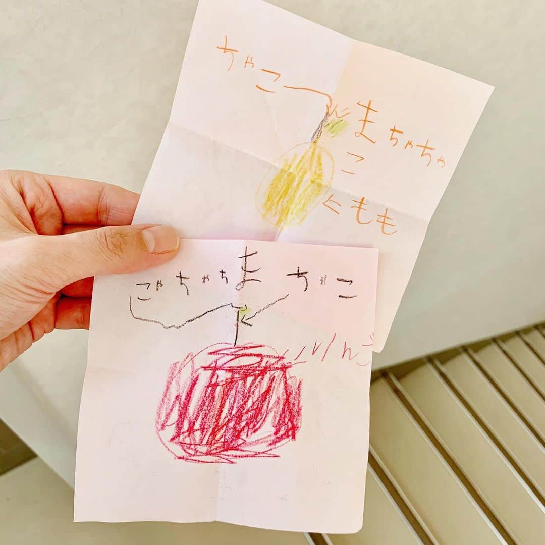 ochikeronさんのインスタグラム写真 - (ochikeronInstagram)「Birthday Gift from my darling. He knows my taste 🤩 Apple and Pear tarts 🍎🍐 My daughter just gave me the drawings. She is now at swimming class, she meant she wants to eat them when she gets home. Whew, glad I just took a pic while kids were at school but not eaten yet 🤣👍🏻」12月10日 16時05分 - ochikeron