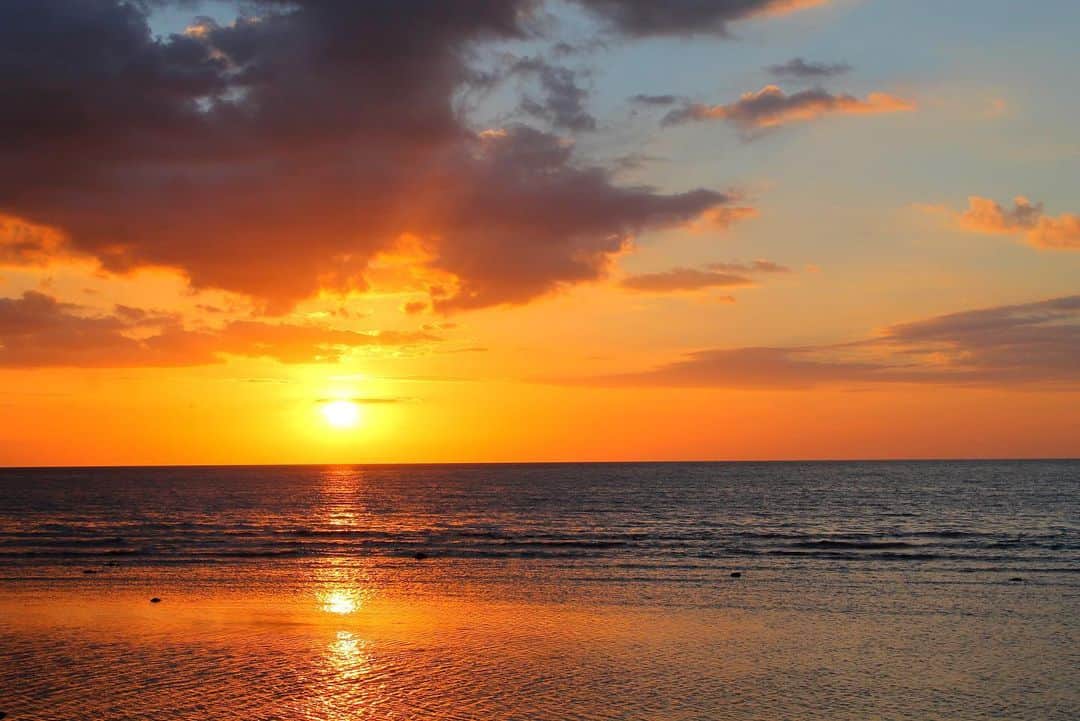 SURFER'S Diane / サーファーズダイアンのインスタグラム：「夕暮れの海をぼんやり眺めながら、明日はどんな日にしようかな〜って考える時間が好き。」