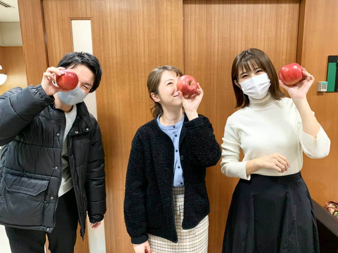 TBS「はやドキ！」のインスタグラム：「あこちゃんから﻿﻿ りんご🍎を頂きました♪﻿﻿ ﻿﻿ 長野のりんごで﻿﻿ 手に持っただけで甘い香りがしました☺️﻿﻿ ﻿ ﻿﻿ 朝フルーツを食べると﻿﻿ １日頑張れます💪✨﻿﻿ ﻿﻿ ﻿﻿ 皆川﻿﻿ ﻿﻿ ﻿﻿ #りんご🍎﻿﻿ #フルーツ﻿﻿ #朝ごはん﻿﻿ #金井憧れ﻿﻿ #渡部峻﻿﻿ #皆川玲奈﻿﻿ #アナウンサー﻿﻿ #よなおまほ﻿﻿ #與猶茉穂﻿﻿ #気象予報士﻿ #はやドキ﻿ #tbs」