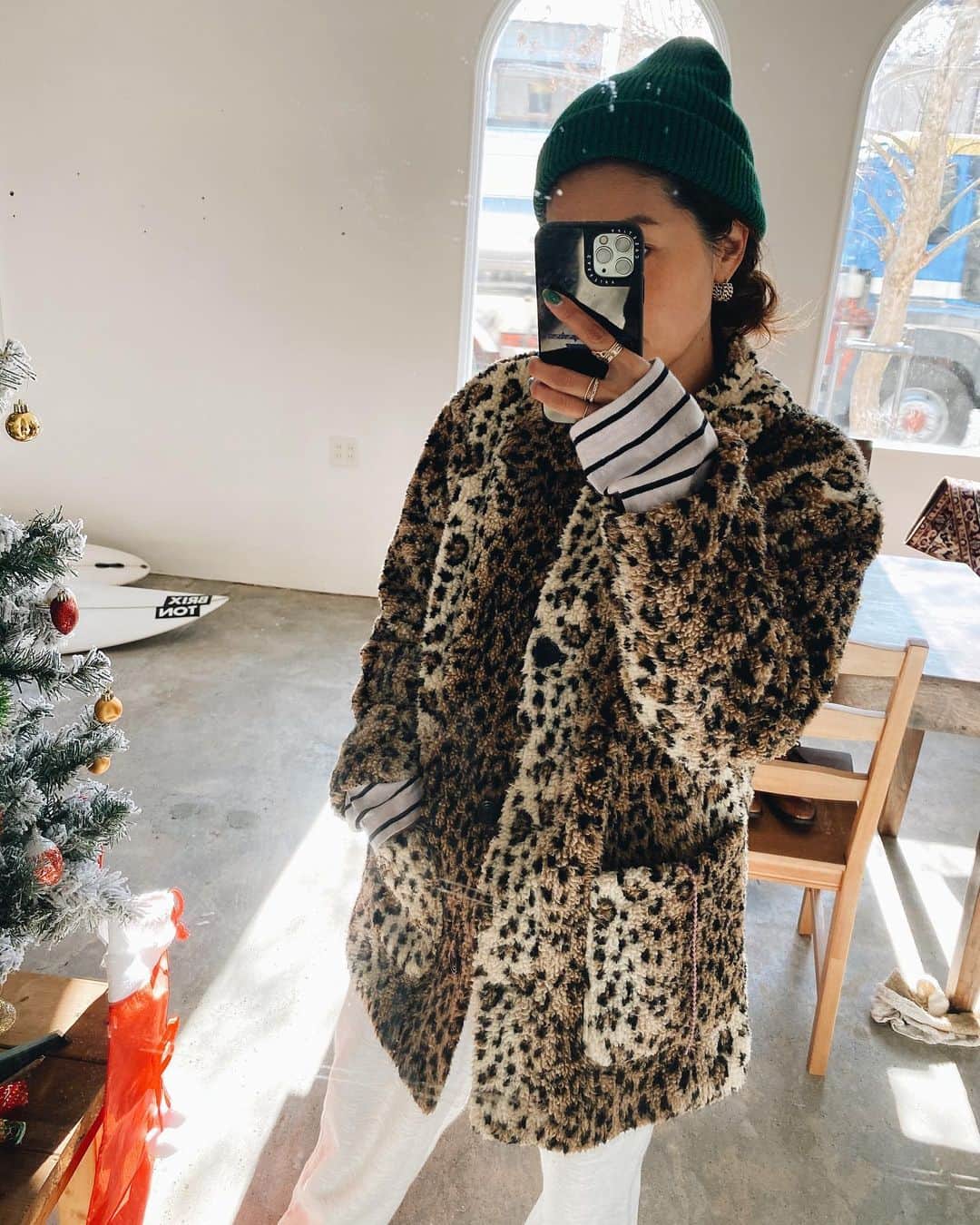 堀舞紀のインスタグラム：「👳🏾‍♀️ ニット帽が お気に入り。 . . . この絶妙なグリーン🦖が ツボって 借りパクしています @brixton  . . . 🧦 靴下は ゴキゲンneon💚 → スワイプ   . . . . #outfit  #ジャケット今年もコレがちょうど良き #🐆 #豹柄✖️ストライプ #靴は履き替えたよ 🙄」
