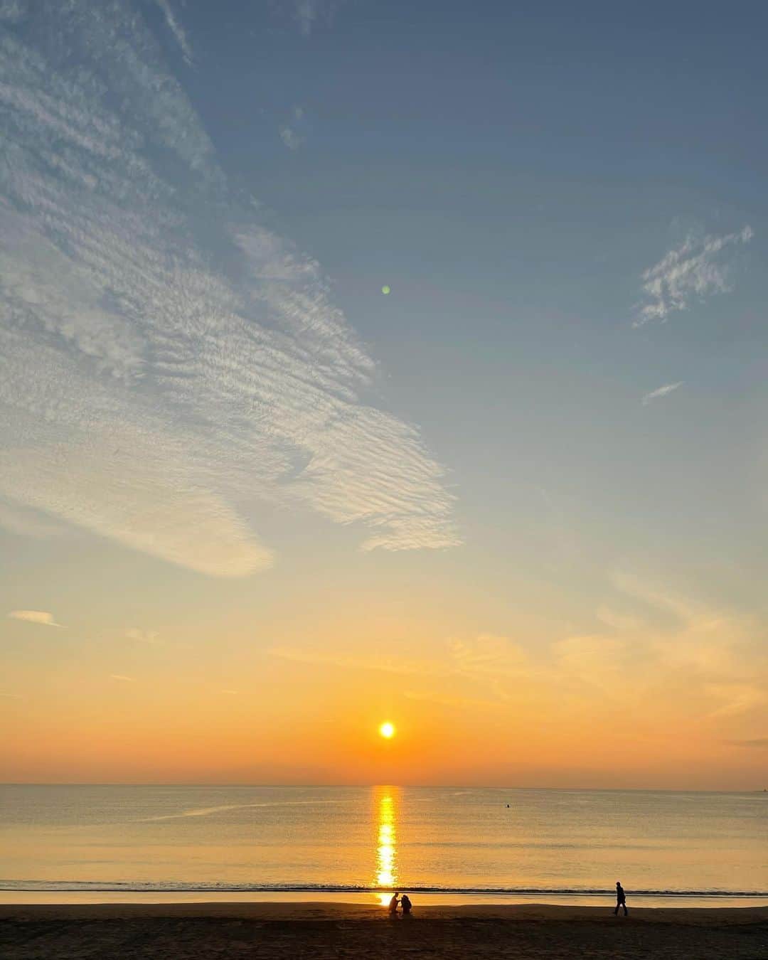 小俣里奈のインスタグラム：「海も夕日もすっごく綺麗 美味しいもの食べて、綺麗な景色見て 心の栄養補給ができました🍙  #海　#夕日　#藤沢　#江ノ島」