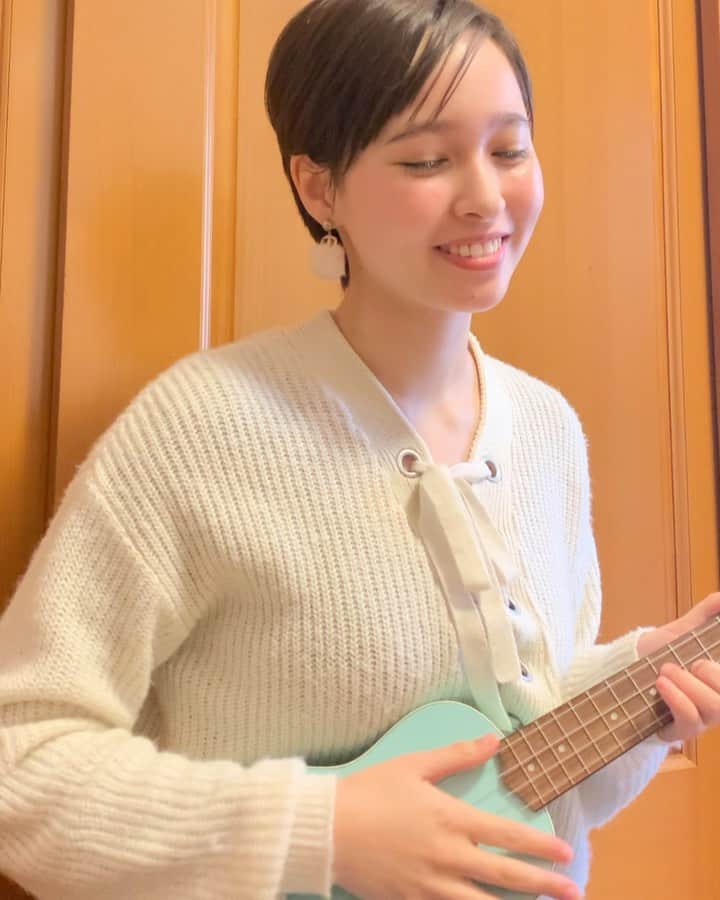 ジャスミンのインスタグラム：「Dua Lipa - break my heartをカバーしてみました💕 最近は大学の課題に追われています💦オンラインになってから課題が多くて大変です！ でも後2週間で冬休み〜！ライラックとチョコチップクッキー焼きたいな✨  #music #cover #ukulele #singer #最近 #ライラックが #免許を #取った #スリル満点で #とても #刺激的な #ドライブ」
