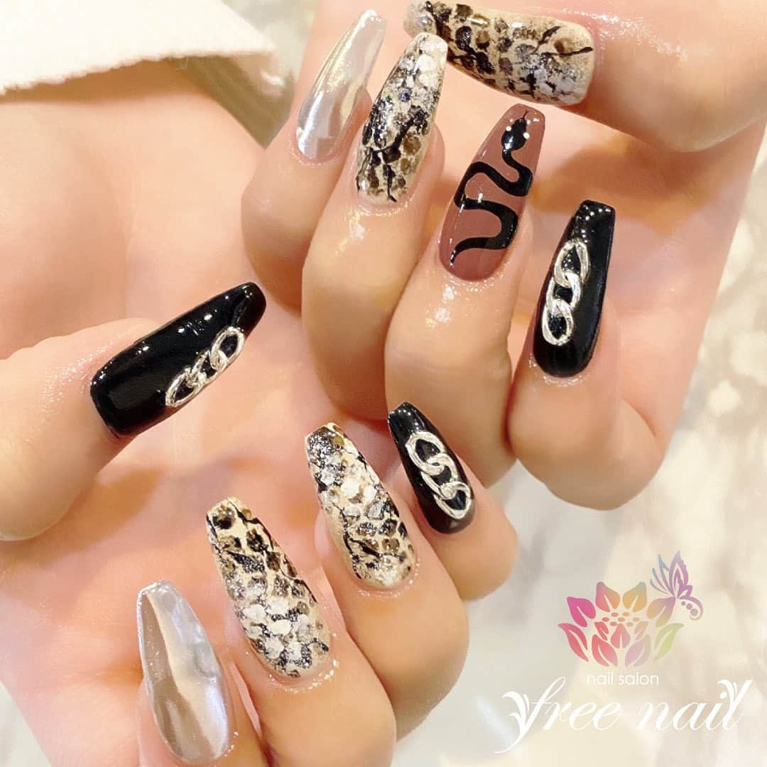 ネイルアーティストRYさんのインスタグラム写真 - (ネイルアーティストRYInstagram)「. パイソンネイル💅🏻🐍✨ . 大人スクエアロング🪐✨ . #ネイリスト #ネイルアーティスト #ネイルアート #ネイルチェンジ #ネイルサロン #大阪ネイルサロン #ネイルスクール #ネイル動画 #ジェルネイル #ネイルデザイン #パイソンネイル #パイソン柄 #チェーンネイル #ミラーネイル #ベージュネイル #ブラックネイル #デザインネイル #トレンドネイル #シンプルネイル #大人ネイル #ロングネイル #冬ネイル #winternails #美甲 #日式美甲 #日式美甲胶 #日本美甲师 #日本美甲老师 #美甲上课 #日本胶」12月10日 16時21分 - nail_artist_rm