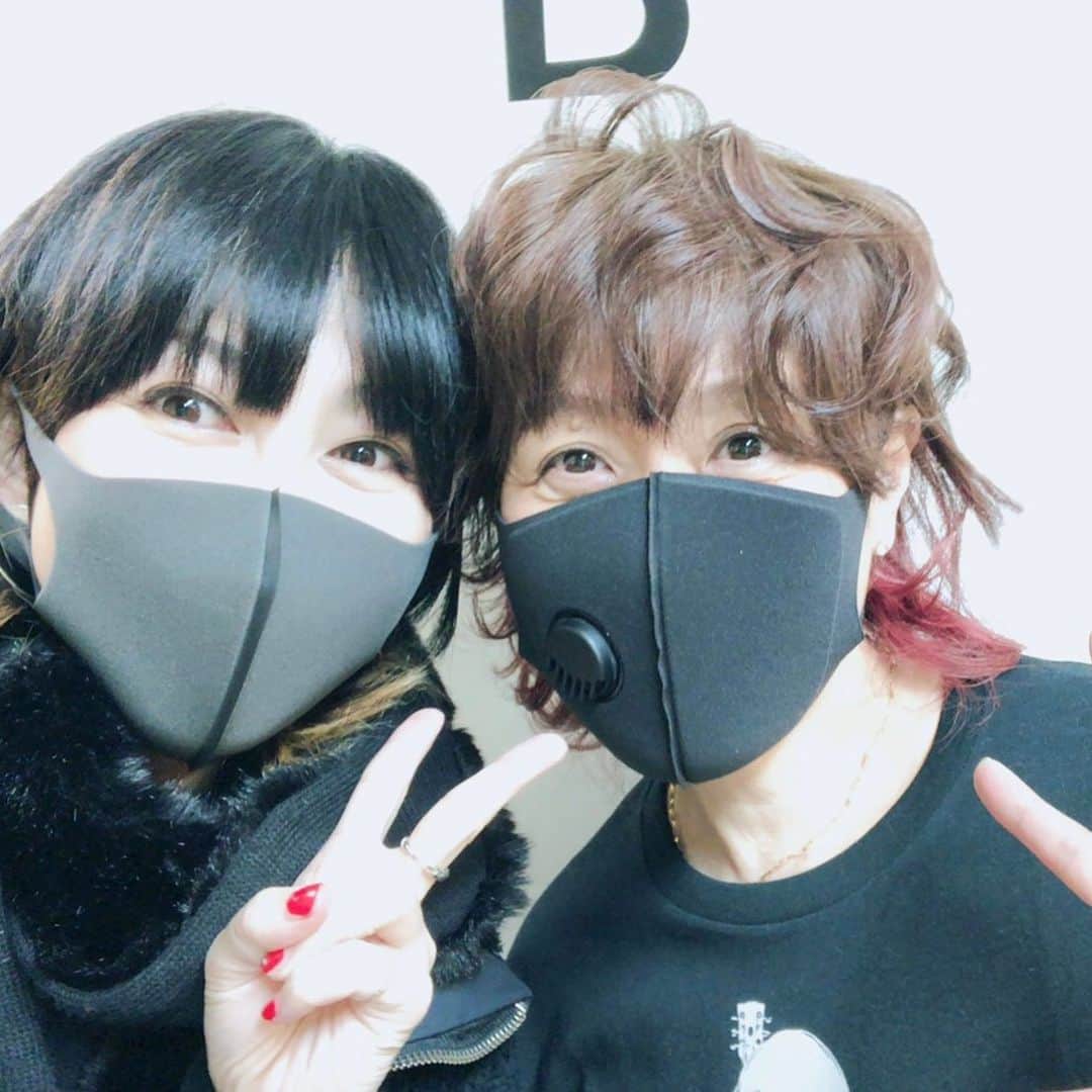 田村直美のインスタグラム：「Tenpackライブのあった日 渋谷でお仕事のあった　マキちゃんが たっくさんのコロッケとお花を💐持って寄ってくれた　ひっさしぶりに会えて嬉しかったぁ❣️ リンドバーグは振替ツアー中✨ 残すところ仙台と渋谷　がんばれー♪」