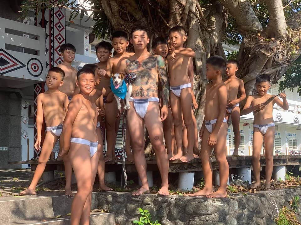 福田賢二のインスタグラム：「人生第一次拍實境秀  12/18極島冒險第一季第一集首播 可以看到我們各式出事的片段 這是個感動與歡樂交融的節目 請大家拭目以待   12/18每週五 17：00  多視角畫面➡️遠傳friDay影音 影音➡️YAHOO! TV  #炸毛哥 #別放大拜託」