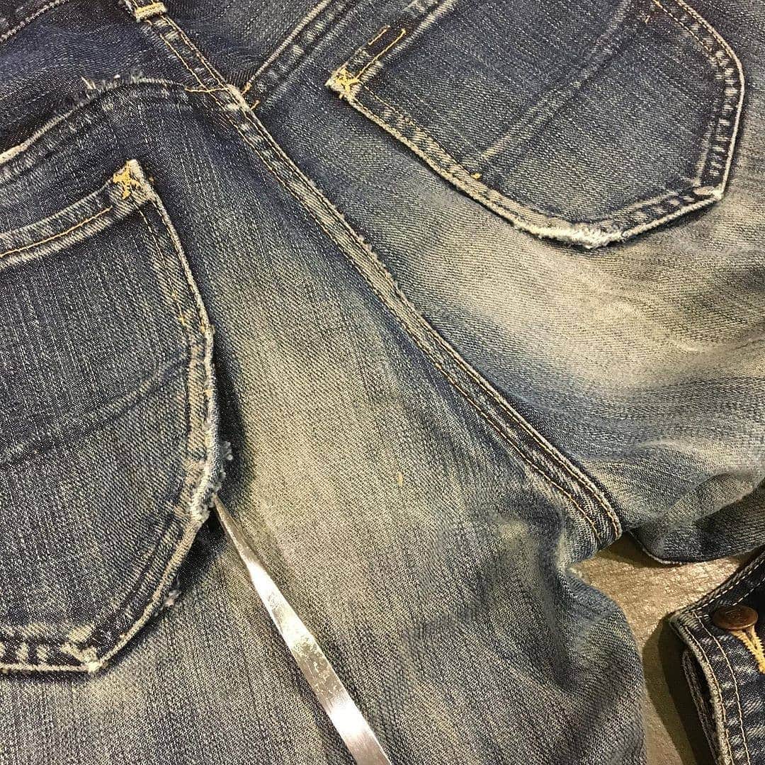select shop「ASHOES」 SHOP STAFFのインスタグラム：「#Repost @ashoes_sewing_factory Made by @Image.Downloader · · · · バックポケット周りと、バックヨークステッチのリペア。  バックポケットのステッチと、近辺の薄くダメージしている部分の補強と、バックヨーク巻き縫いチェーンステッチを入れ直しました。  お気軽にご相談ください。 048-782-6627 −−−−−−−−−−− ジーンズをカッティングから丸縫いしています。シルエットの別注も可能です。 −−−−−−−−−−− #デニムリペア」