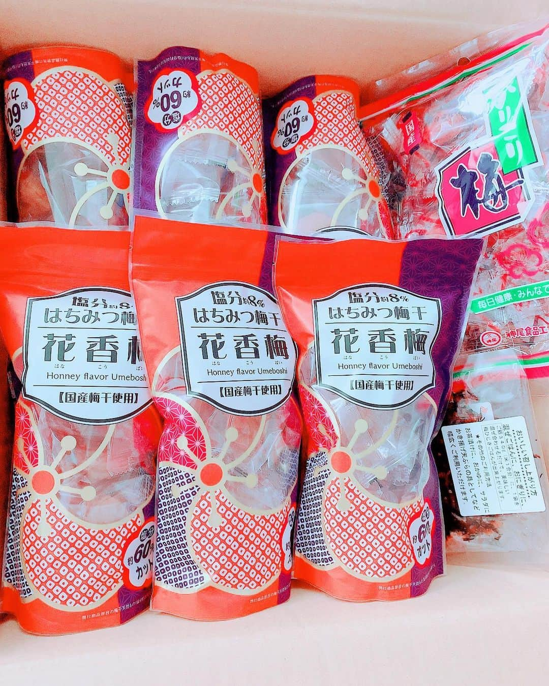 河西美希さんのインスタグラム写真 - (河西美希Instagram)「1万円分の梅干し届いた﻿ ﻿ #買う量バグってる #美味しいけど﻿ #塩分量すごい #1日の塩分摂取量﻿ #1パックでオーバー #約60%カットしても #余裕でオーバー #1日6g未満とか無理﻿ #まだ下に5袋と梅干し福袋入ってる」12月10日 16時26分 - mikipon1111