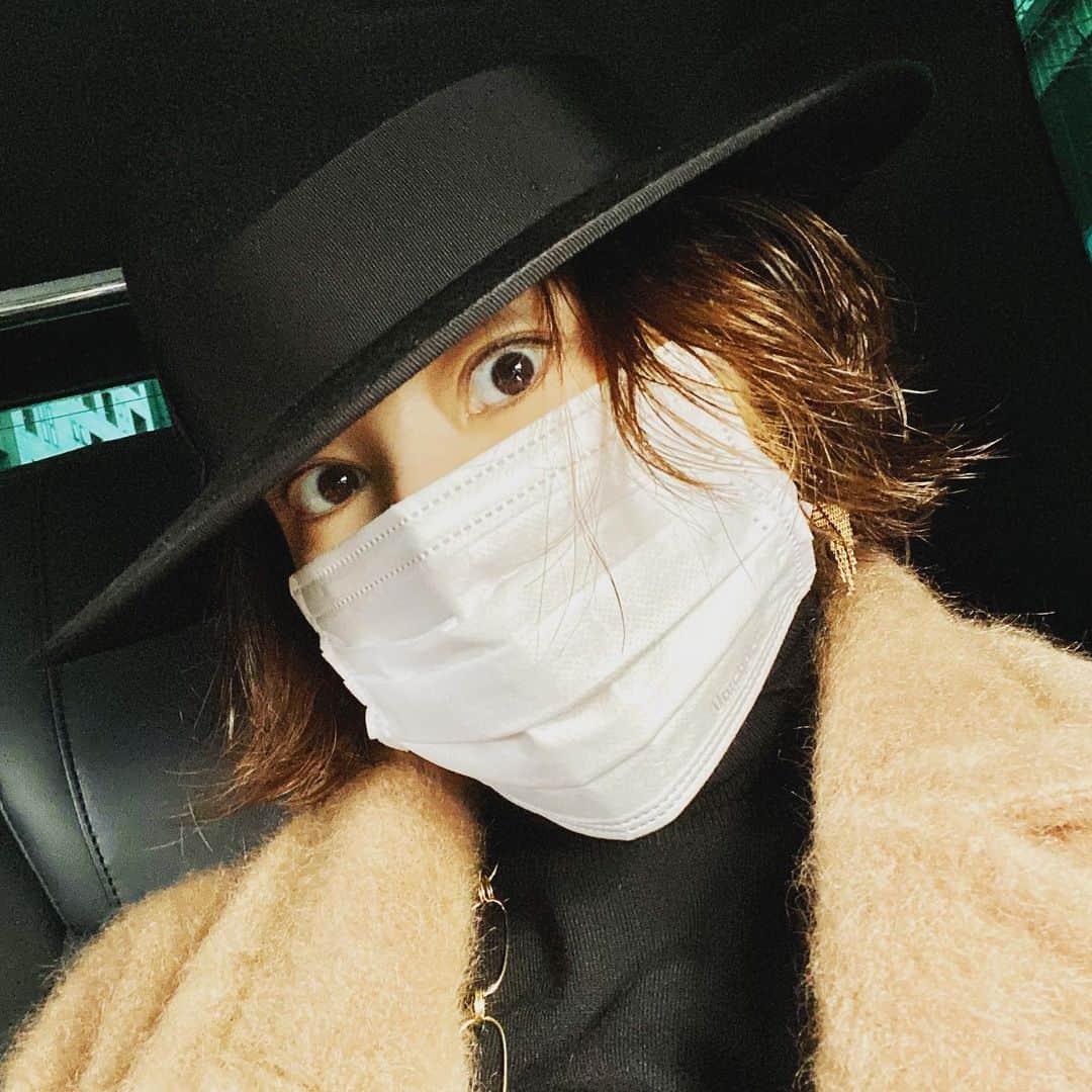 米倉涼子のインスタグラム：「どんどんと寒くなってきましたが皆さん元気にお過ごしですか？ 今はあるお仕事に向かっているところです^ ^﻿ さて今日発売の『文藝春秋』新年号で、﻿ 「有働由美子のマイフェアパーソン」﻿ という有働さんの連載企画にて対談させて頂いています！﻿ お時間あれば是非読んで頂けると嬉しいです！！盛りだくさんですけど🤣」