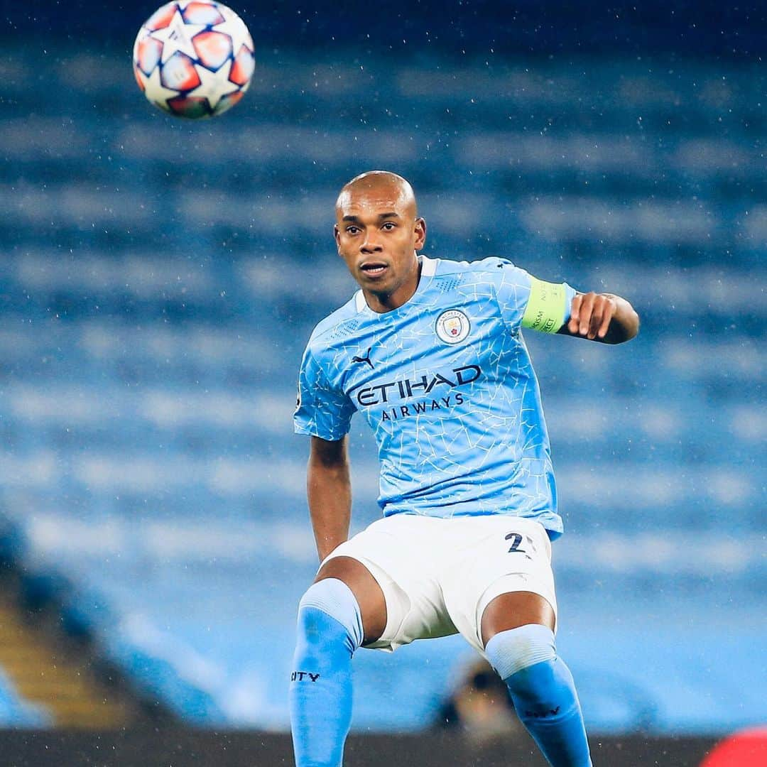 フェルナンジーニョさんのインスタグラム写真 - (フェルナンジーニョInstagram)「Another great night to complete an outstanding group stage. 💪🏾💪🏾 Keep pushing. 🙏🏾 #wearecity #notoracism」12月10日 7時35分 - fernandinho